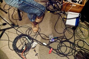 אל תתעסקו בציוד שלכם בזמן שחבריכם מנגנים